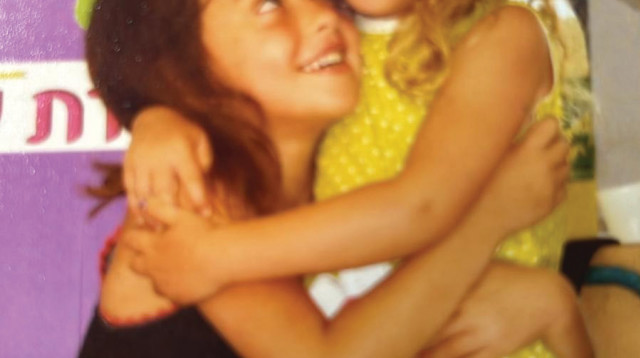 ניצן רגב (עומדת) ואחותה, שי רגב ז"ל, בילדותן   (צילום: צילום פרטי)