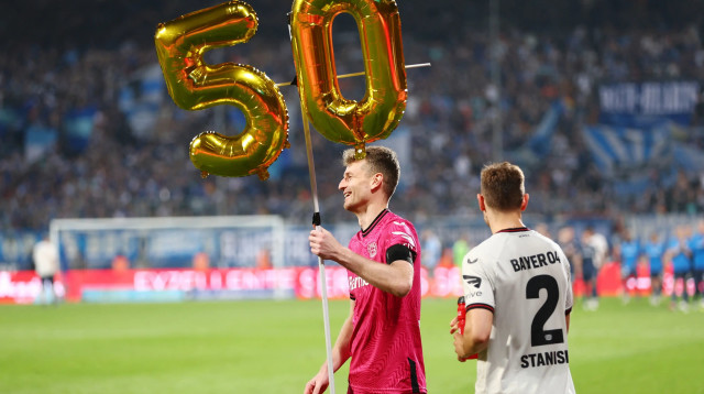 באייר לברקוזן חוגגת משחק 50 העונה ללא הפסד (צילום: רויטרס)