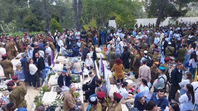 טקס זיכרון לחללי מערכות ישראל ונפגעי פעולות האיבה בבית עלמין בירושלים (צילום: מרק ישראל)