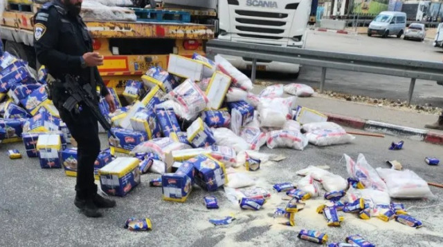 פירוק משאיות הסיוע ופיזורן על הכביש (צילום: אלירן יעיש)