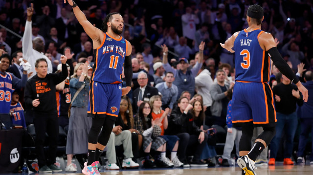 שחקן ניו יורק ניקס ג'יילן ברונסון, על רקע בן סטילר במדיסון סקוור גארדן (צילום: GettyImages, Sarah Stier)