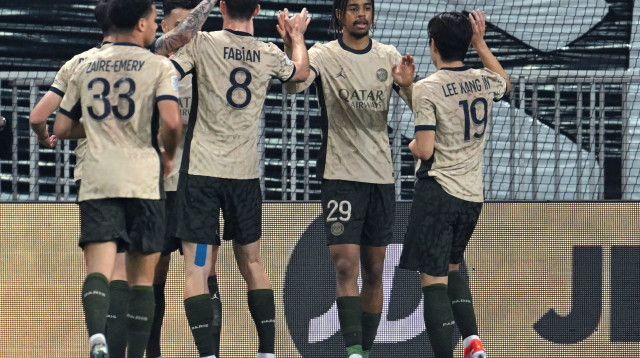 שחקני פריז סן ז'רמן חוגגים עם בראדלי ברקולה (צילום: GettyImages, NICOLAS TUCAT/AFP)