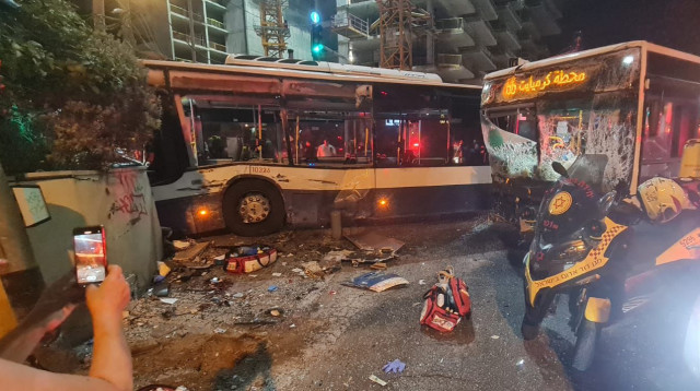 תאונת דרכים קשה בתל אביב  (צילום: דוברות מד"א)