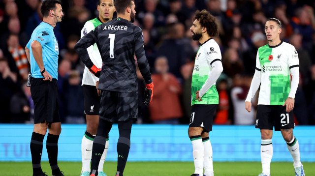 אליסון שוער ליברפול לצד מוחמד סלאח (צילום: GettyImages)