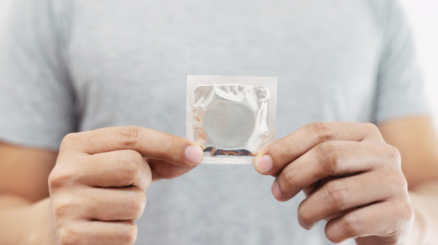 מצא אריזה פתוחה של קונדומים בתיק של אשתו (צילום: אינג'אימג')