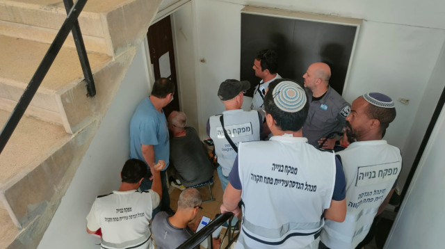 אכיפה כנגד פיצולי דירות ועבירות בתחום הבנייה (צילום: דוברות עיריית פתח תקווה)