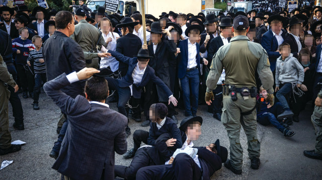 הפגנת חרדים נגד גיוס לצה"ל, אפריל 2024 (צילום: יונתן זינדל, פלאש 90)