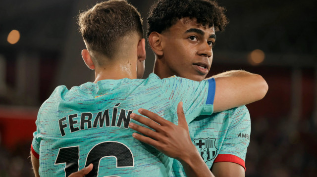 לאמין ימאל ברצלונה חוגג עם פרמין לופס (צילום: רויטרס)