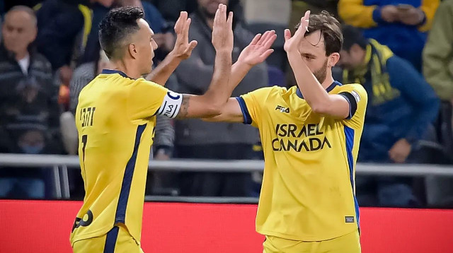 שחקני מכבי תל אביב, יוריס ואן אובריים, ערן זהבי (צילום: אריאל שלום)