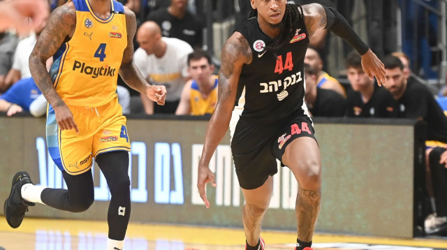 ספידי סמית' הפועל ירושלים לצד לורנזו בראון מכבי תל אביב (צילום: ברני ארדוב)