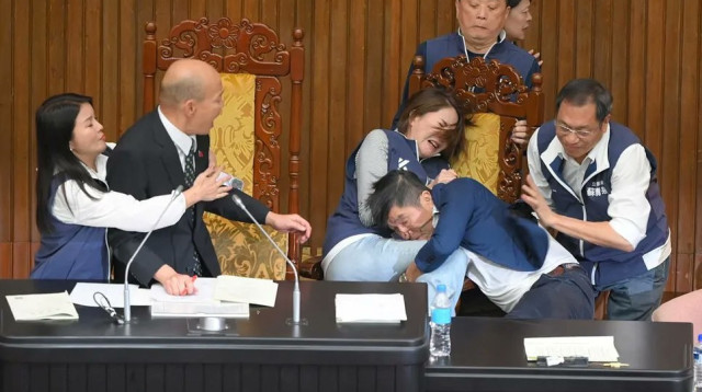 מכות בפרלמנט בטיוואן (צילום: רשתות חברתיות, שימוש לפי סעיף 27 א')