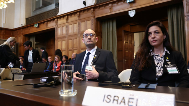 המשנה ליועמ"שית - ד"ר גיל-עד נועם, ומ"מ יועמ"ש משרד החוץ - עו"ד תמר קפלן-תורג'מן בהאג, מאי 2024 (צילום: REUTERS/Yves Herman)