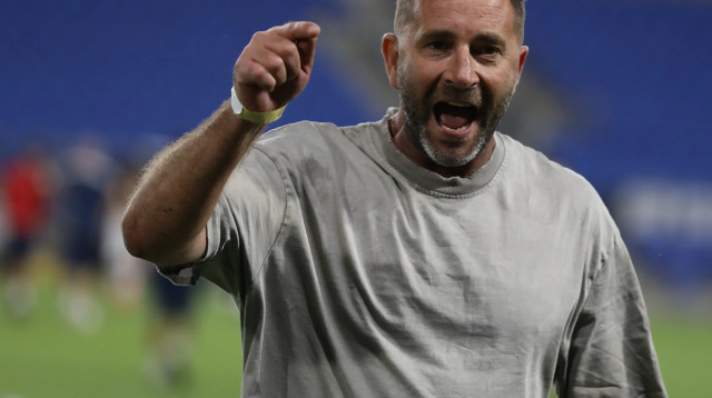 יקיר שוורץ בעלים הפועל חדרה (צילום: שלומי גבאי)