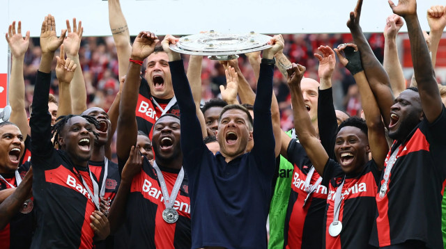 צ'אבי אלונסו מאמן באייר לברקוזן מניף את צלחת האליפות (צילום: רויטרס)