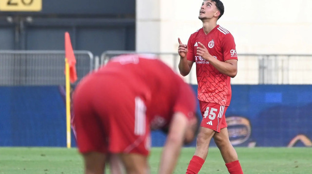 שחקן הפועל תל אביב שגיא גניס (צילום: ברני ארדוב)