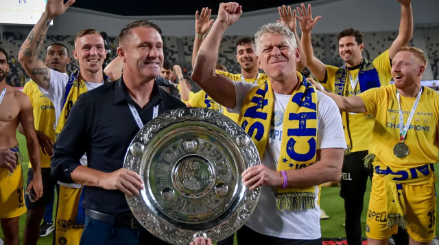 הבעלים של מכבי תל אביב, מיטש גולדהאר, עם רובי קין וצלחת האליפות לעונת 2023/24 (צילום: אריאל שלום)