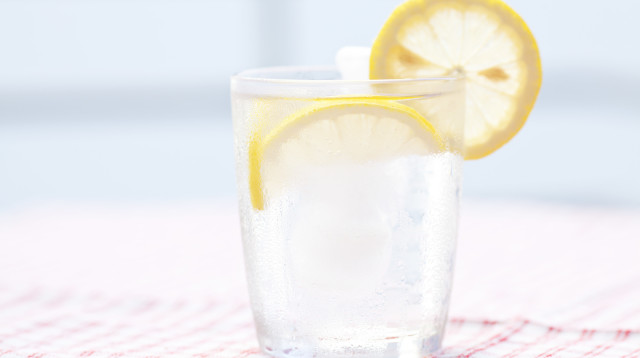 מים עם לימון (צילום: אינג'אימג')