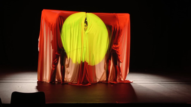 ההצגה "פסטרמה" (צילום: נתן יעקובוביץ)