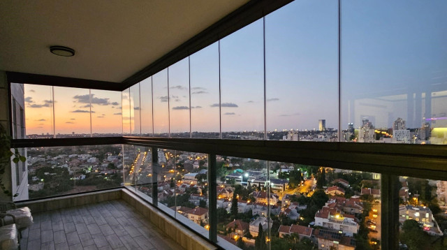 מערכות זכוכית מתקפלת – הדרך החכמה לסגירת פרגולות ומרפסות (צילום: יח"צ)