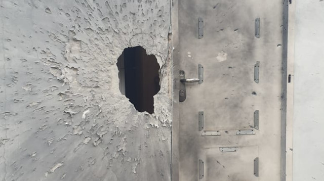 פגיעה בבית בקיבוץ בגליל העליון (צילום: אורי ישכיל,דוברות קיבוץ ברעם)