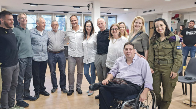 משתתפי אירוע השקת מיזם 'חוזרים לעצמאות'  (צילום: באדיבות TOM)