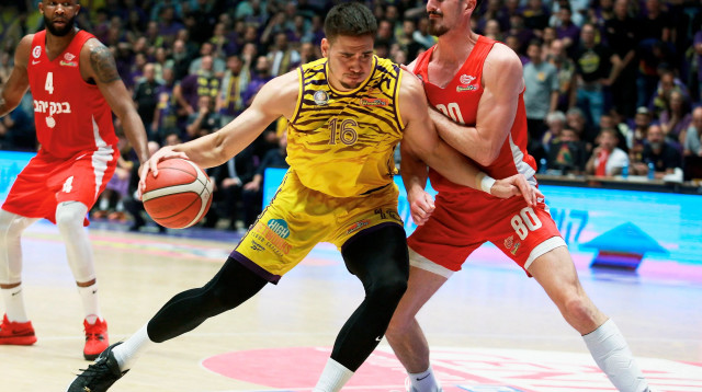 יותם חנוכי, הפועל חולון, מול אור קורנליוס, הפועל ירושלים (צילום: קובי אליהו)