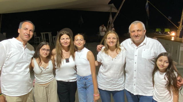 בני משפחה, מימין לשמאל: טליה, יוסי דליה, יהלי, אסנת, הילה ואיציק (צילום: אלבום משפחתי)