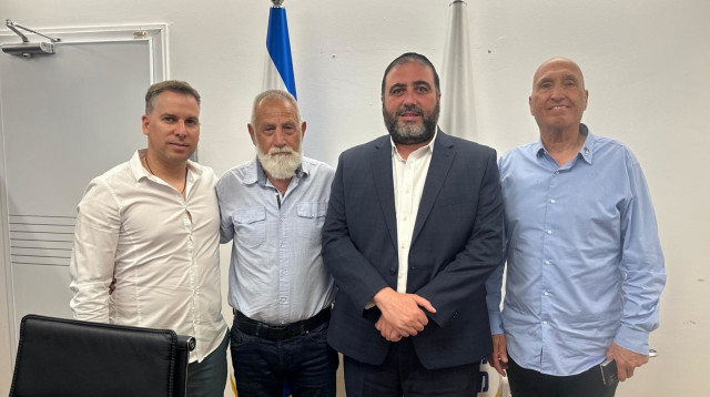 מימין אלי בן שם יור יד לבנים, שר הפנים משה ארבל, אלי טהר סגן יור יד לבנים, מנכל יד לבנים גל אברהם  (צילום: יחצ)