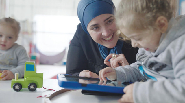 אילוסטרציה פעילות מתוך המרכז בקלנסוואה (עם הילד, מאושר לפרסום ללא טשטוש) (צילום: מולה הפקות)