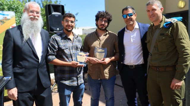 אהרן וישי מקבלים את אות ההוקרה (צילום: יח"צ)