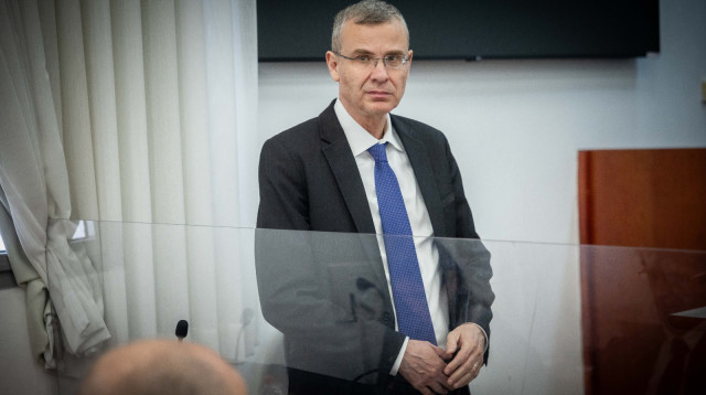 שר המשפטים יריב לוין בעדותו בתיק 2000 (צילום: יונתן זינדל, פלאש 90)