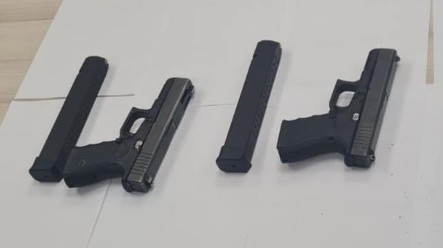 שני אקדחים מסוג גלוק יחד עם מחסניות ארוכות טעונות (צילום: דוברות המשטרה)