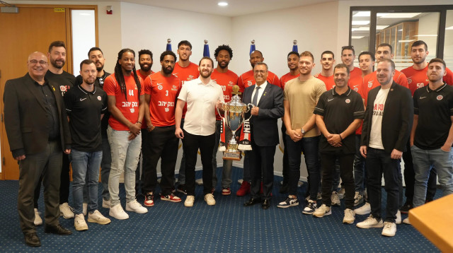 הפועל ירושלים באירוע הוקרה לזכייה בגביע אצל משה ליאון (צילום: אתר רשמי, הפועל ירושלים)