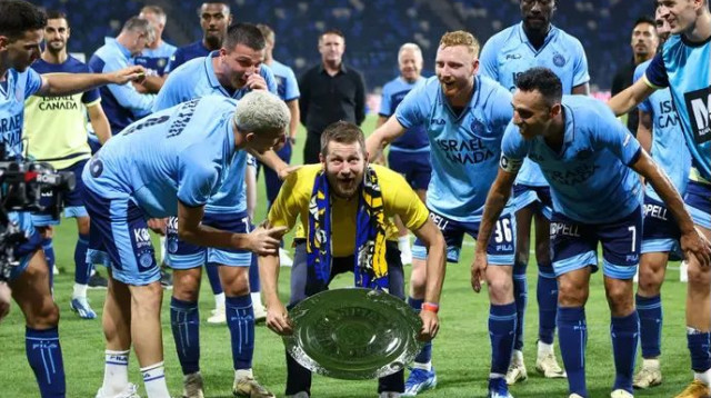 ייני ממשיך לחגוג את האליפות (צילום: דני מרון)