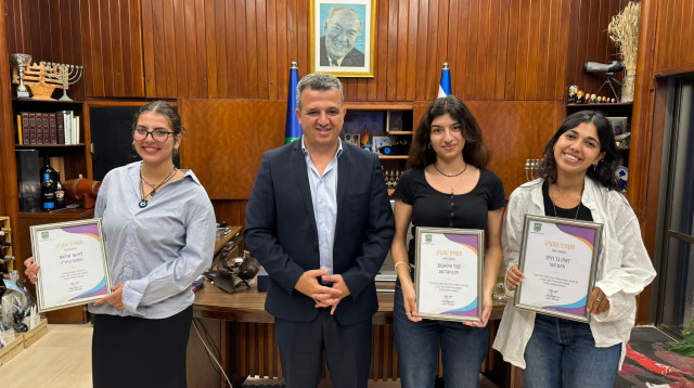 כרמל שאמה הכהן עם איה, אלי וליאור (צילום: דוברות עיריית רמת גן)