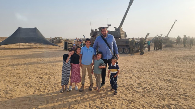 ילדי מושב בני נצרים בביקור בסוללת התותחנים (צילום: ללא)