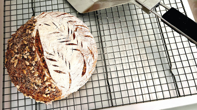 לחם מחמצת וגרעינים  (צילום: פסקל פרץ-רובין)