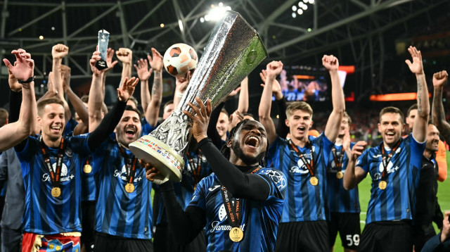 אדמולה לוקמן שחקן אטאלנטה מניף את גביע הליגה האירופית (צילום: GettyImages, BEN STANSALL/AFP)