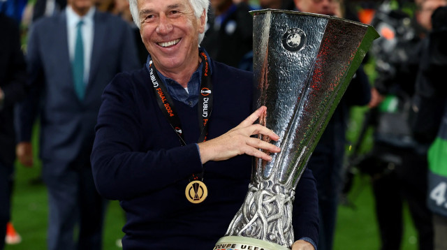 ג'אן פיירו גאספריני מאמן אטאלנטה עם גביע הליגה האירופית (צילום: רויטרס)