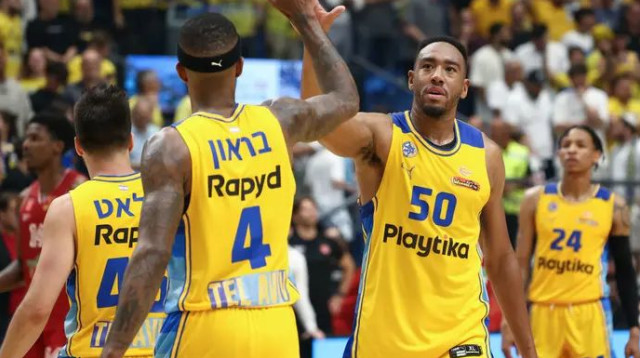 השחקנים התעוררו. קולסון ובראון אמש (צילום: דני מרון)