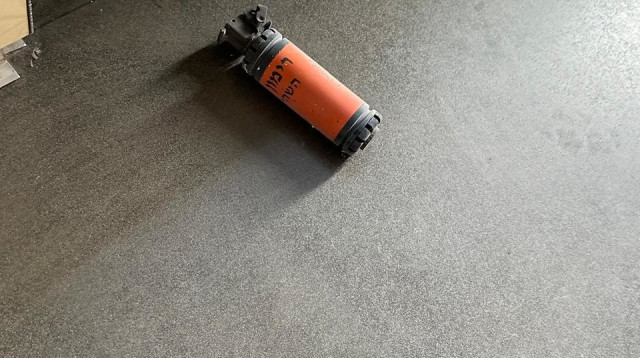 הרימון שהושלך לבניין (צילום: פרטי)