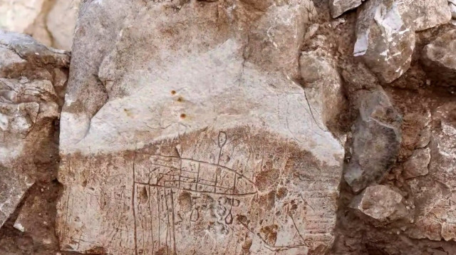 דגם ספינה שהתגלה בחפירת רהט (צילום: יולי שוורץ, רשות העתיקות)