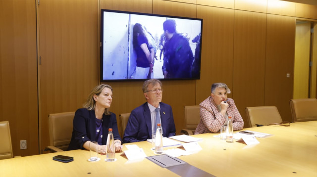 שגרירי המדינות שהכירו במדינה פלסטיניות צופים בתיעוד התצפיתניות (צילום: מארק ישראל סלם)