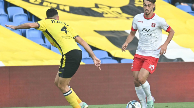 אור רויזמן הפועל ירושלים לצד איתי בן שבת מכבי נתניה (צילום: ברני ארדוב)