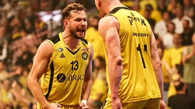 חגיגה בצהוב-שחור. נתניה שוב בליגת העל (צילום: יעל אמסילי)