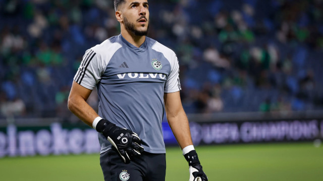 איתמר ניצן שוער מכבי חיפה בחימום (צילום: מאור אלקסלסי)