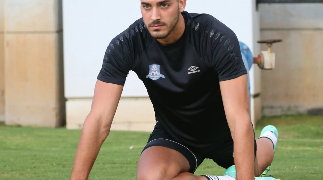 פיראס גנאים שחקן הפועל עכו בחימום (צילום: אודי ציטיאט)