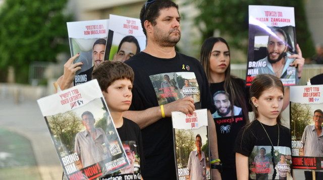 עמרי, בנו של עודד ליפשיץ, בשער בגין (צילום: אבשלום ששוני)