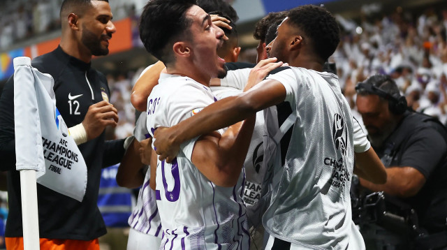 שחקני אל עין חוגגים (צילום: רויטרס)