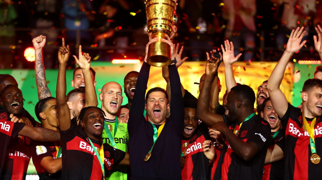 שחקני באייר לברקוזן והמאמן צ'אבי אלונסו בתמונת הנפת הגביע הגרמני (צילום: GettyImages)